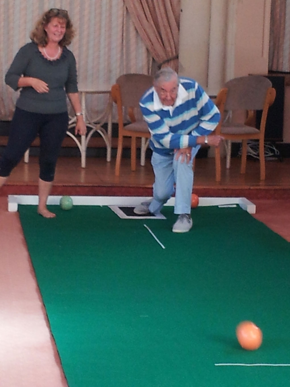 Residents-enjoying-a-demonstration-of-short-mat-bowling